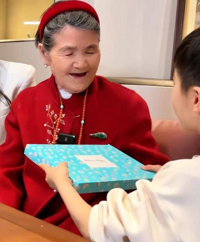 黄圣依杨子同框带娃,安麟喂吃零食画面温馨,安迪未出镜被指偏心_奶奶