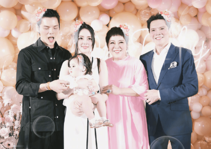 向佐郭碧婷为女儿办生日宴,向太发博公开小奶黄正脸照_孙女_长相_孩子