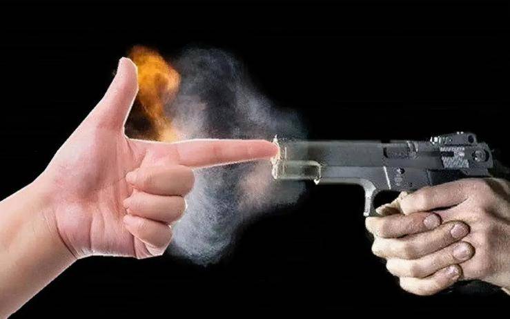 如果被ak47枪口瞄准,快速用手指堵住就没事?