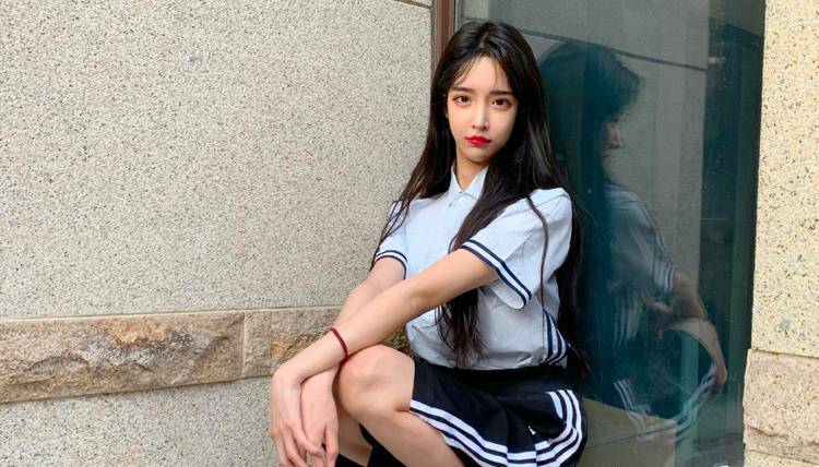 初中毕业后,全班女生喜欢问粗俗的化妆技巧,他在班里有很高的人气