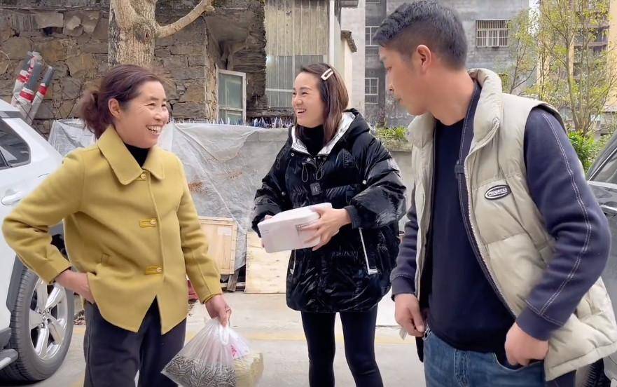 土家小凤公开承认已经离婚,两人为了财产发生争吵_直播_什么_账号