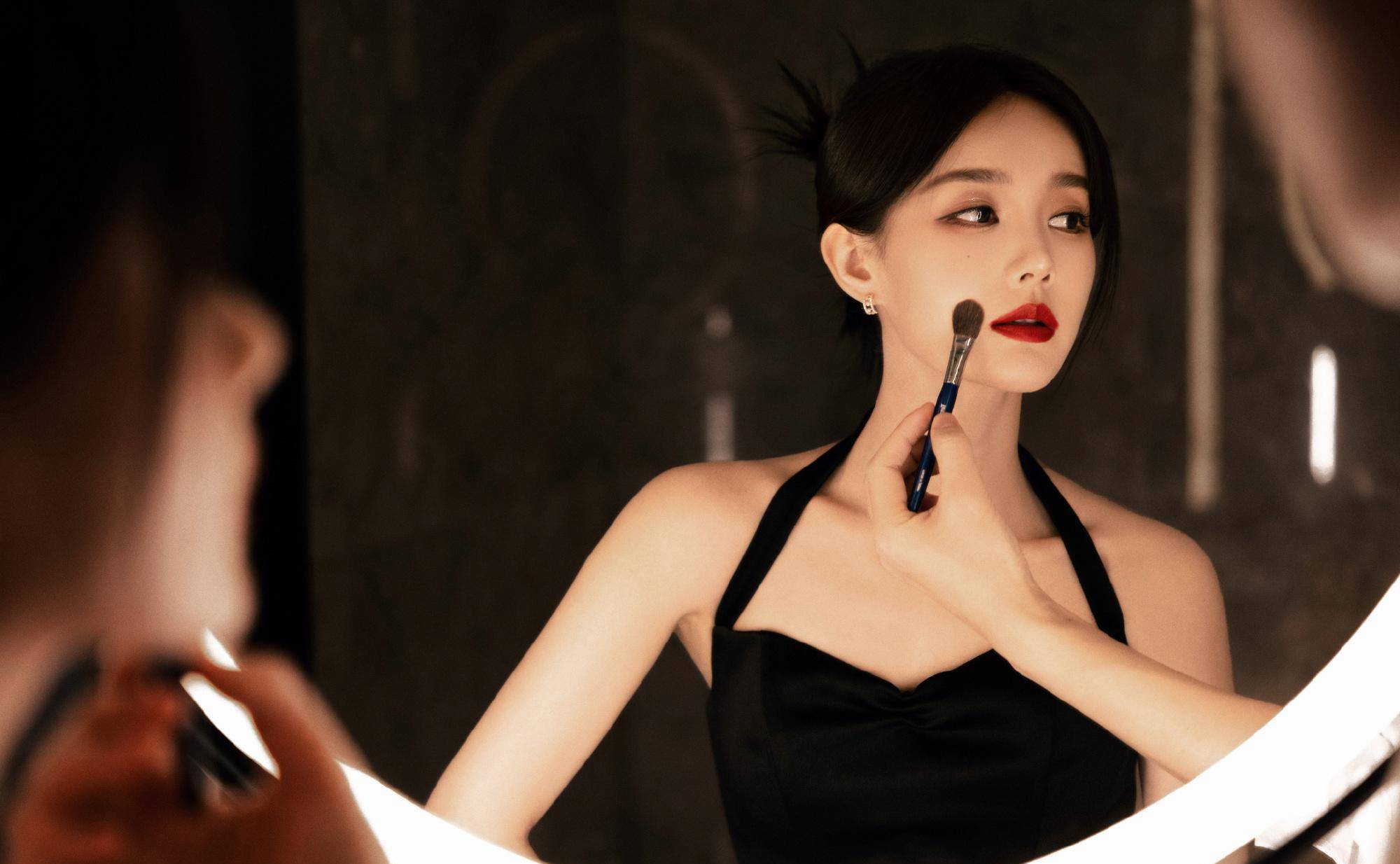 李一桐出席盛典,一袭黑色吊带裙,火红唇色,演绎曼妙妖娆的身材_长裙