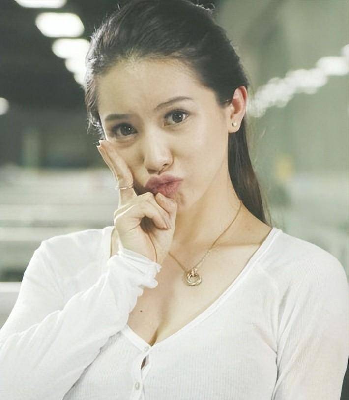 潘霜霜的"蚂蚁腰""少女肌",这么时尚的身材!_高冷_事情_性格