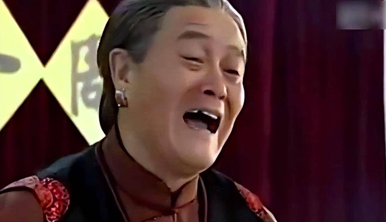 不过正是靠着这种艺术天分,他才与潘长江合作《瞎子观灯》,由此一炮而