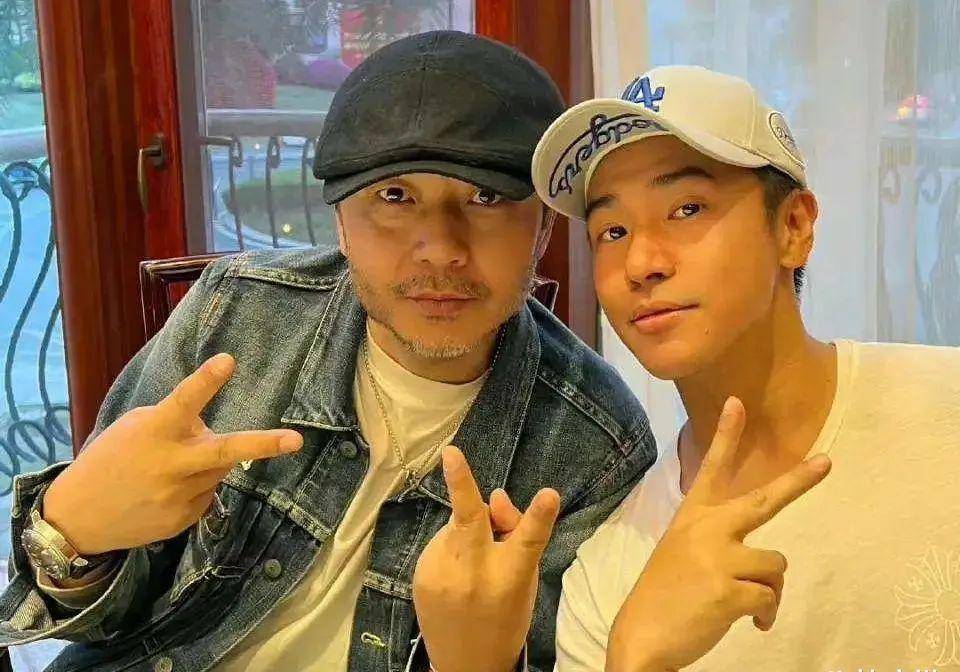 但是因为她喜欢让艺人走黑红路线,有点类似于妈,所以旗下艺人对她也是