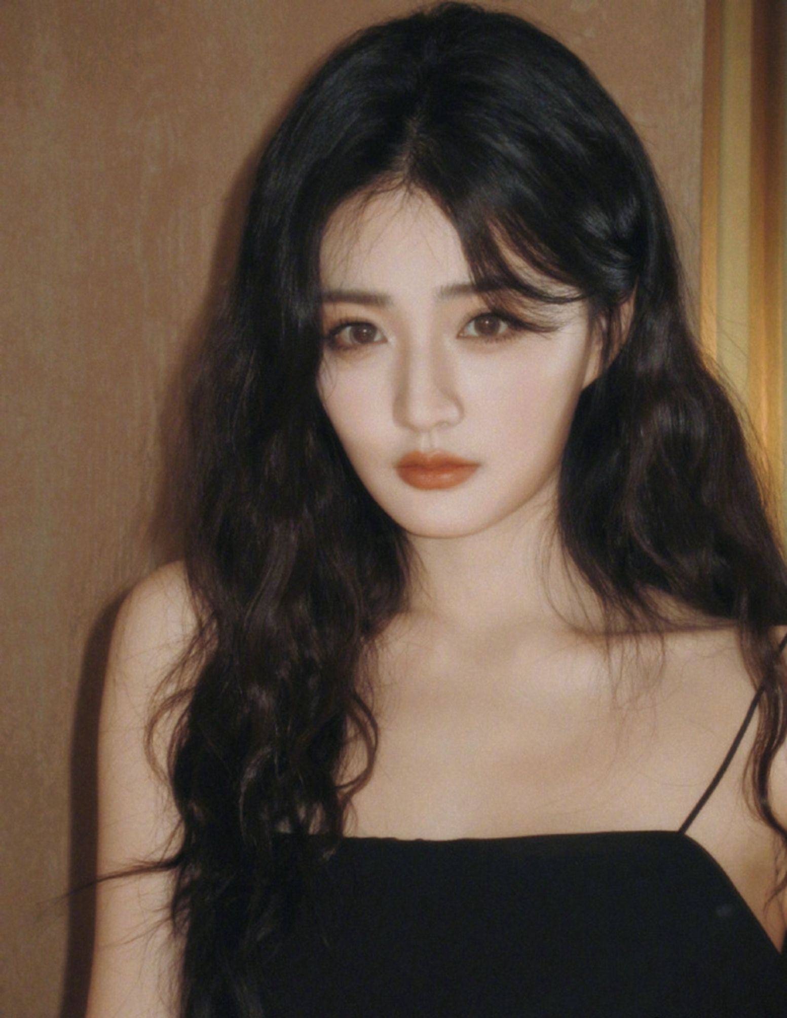 徐璐黑色吊带连衣裙美背写真_张铭恩_网友_打人