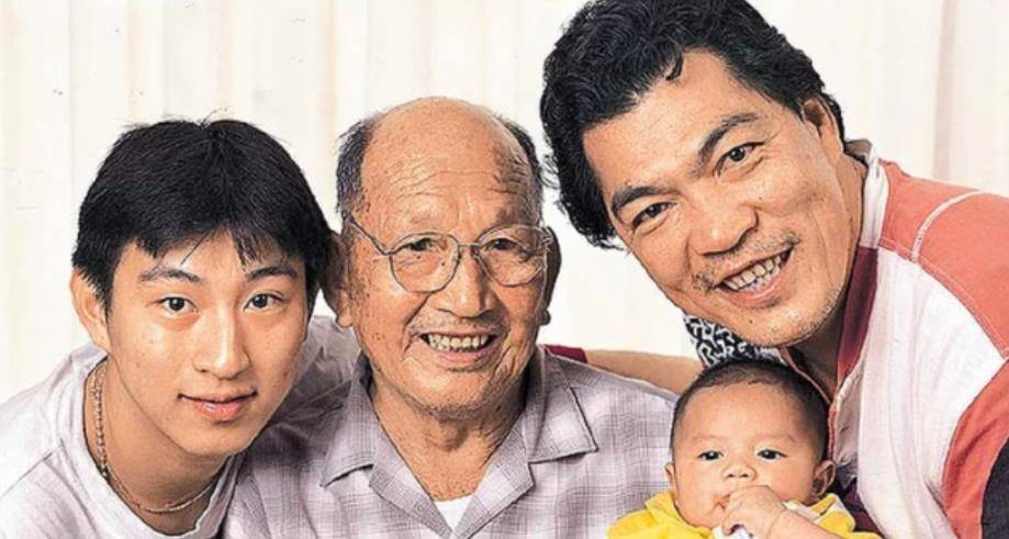 原来,成奎安生前有两任老婆,大房名叫冯月华,二房名叫陈美芝,两个老婆