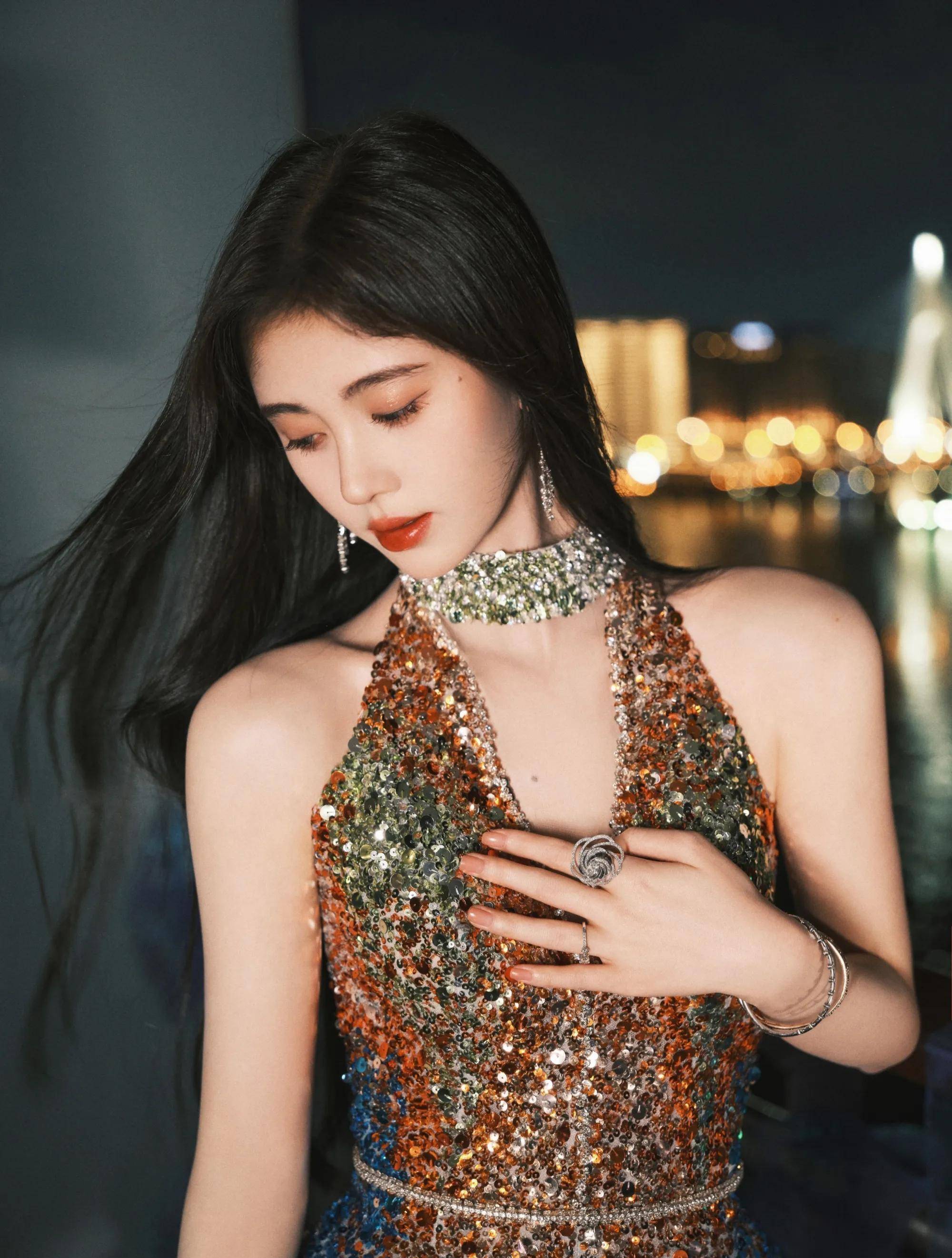 鞠婧祎鎏金露背长裙造型,深v设计显性感,一身亮片高贵又美艳_夜色