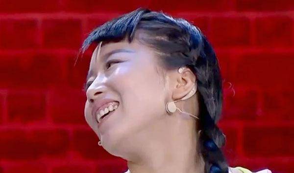 表情包,是磨叽姐李静最招牌的动作,加上最经典的4个字台词"又说那话"