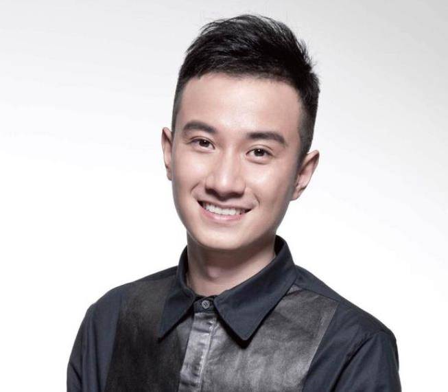 38岁文章罕见现身,白发沧桑,莫名笑声引网友猜疑_头发_马伊俐_不知道