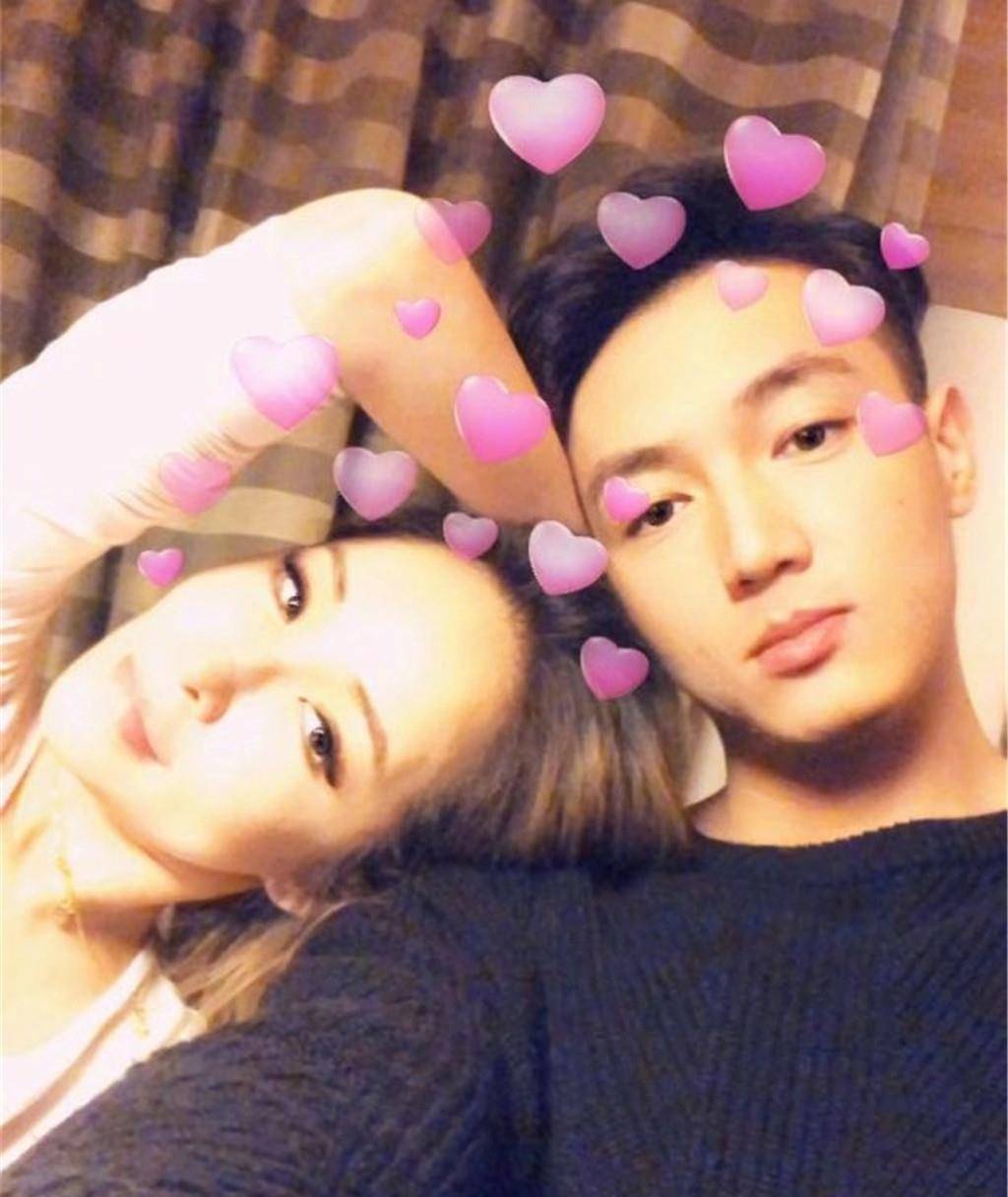 虽然黄皓比萧亚轩年轻许多,但如果作为一名演艺界的练习生来看,25岁的