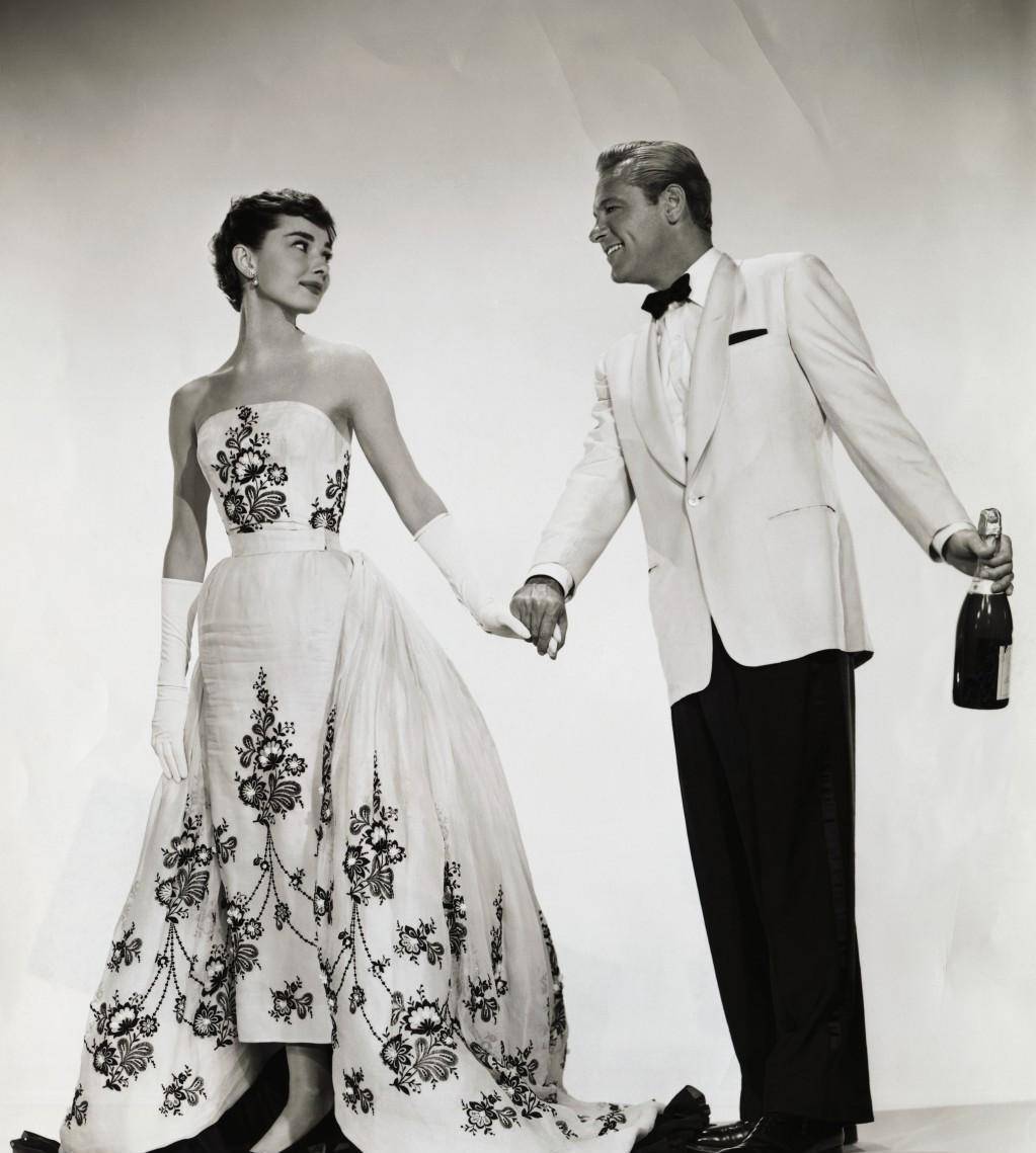 时尚史上的伟大服装：奥黛丽赫本在“萨布丽娜”中的著名白色礼服_搜狐网, image size:1023x1139