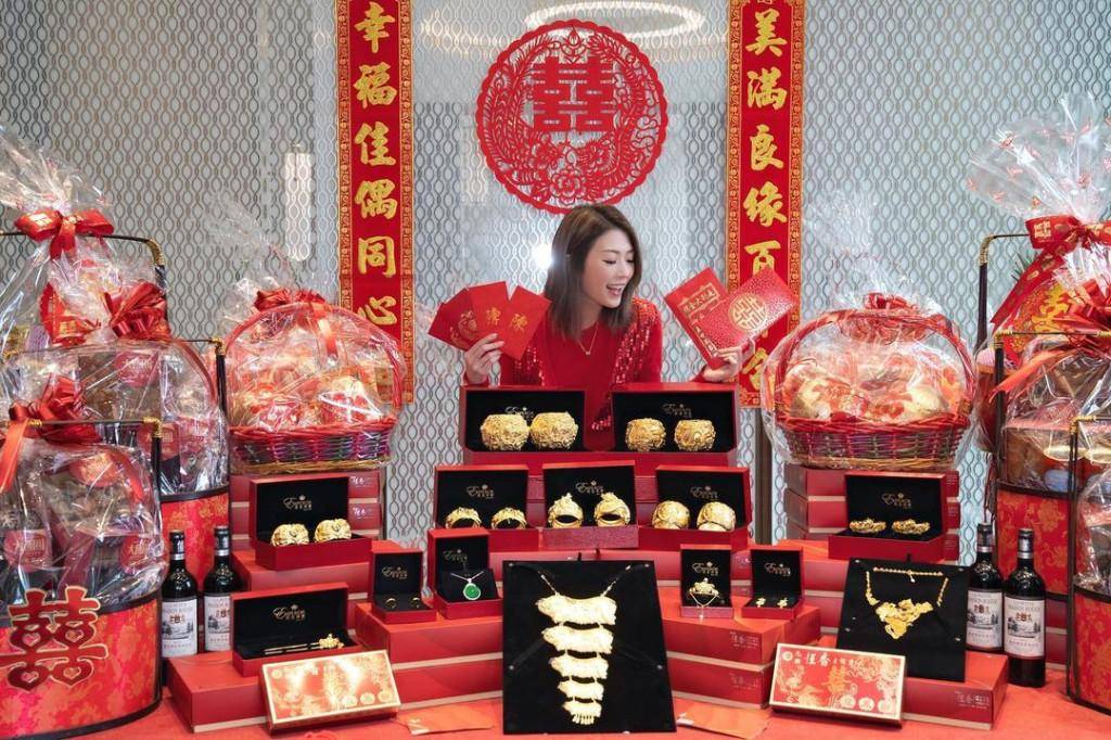 大喜事！香港女星金器珠宝聘礼堆成山，与单亲老妈拿红包笑不拢嘴