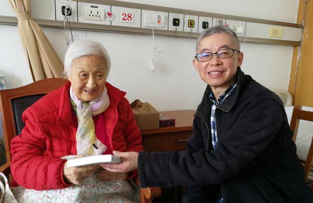 艺术家黄宗英病房照片依然优雅,老去的甜姐儿以及那个如火的时代_赵丹