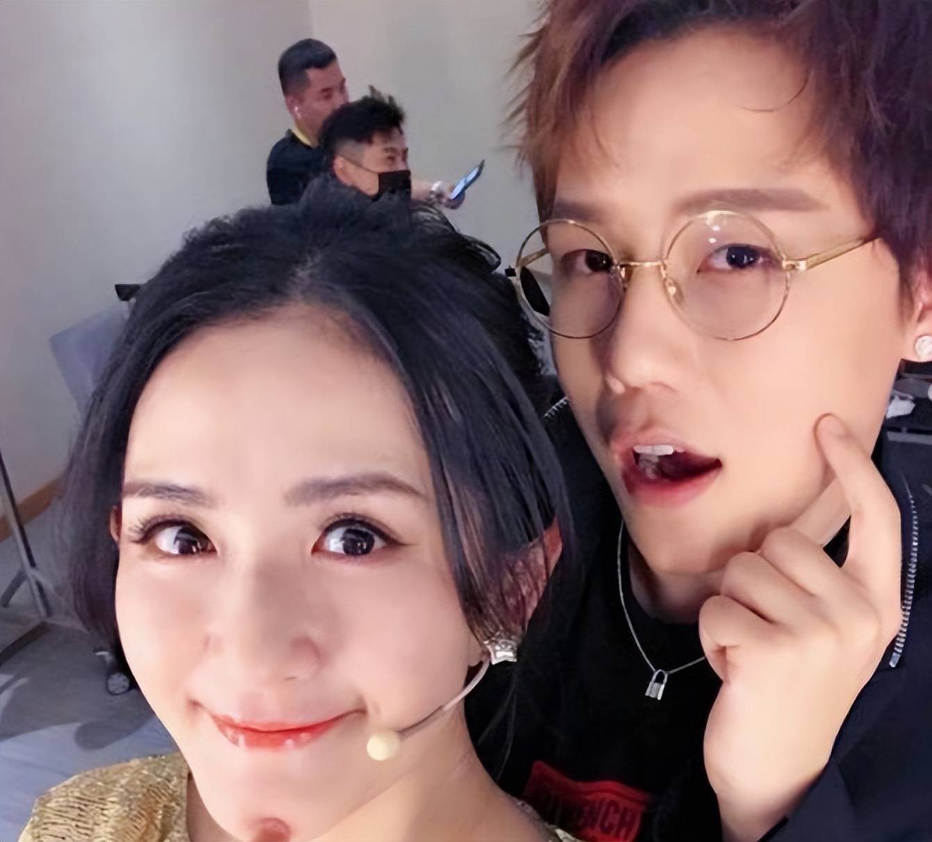 谢娜徒弟刘维成孤儿,一年内3位亲人去世,全家福引人泪目_母亲_姥姥