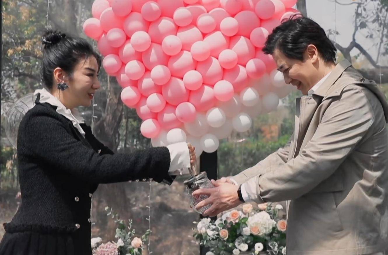 崔伟与黄奕女儿相处融洽,牵手成功!爱的驿站集体尖叫!