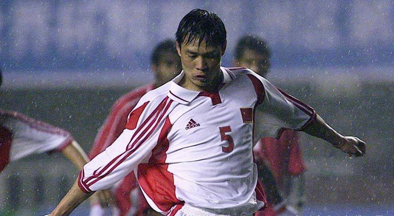 范志毅年轻的时候,我在足球上展现了自己的青春风采.