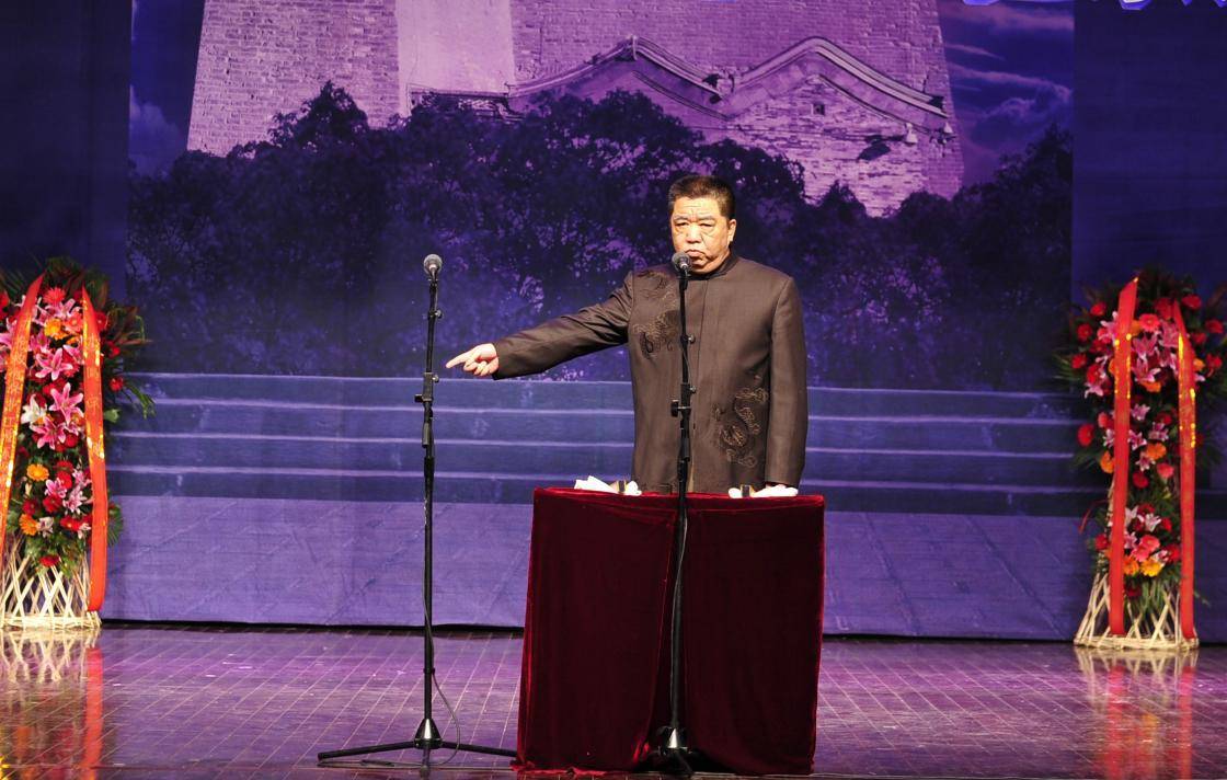 71岁相声大师孟凡贵罕见露面,脸部松弛显浮肿,曾与郭德纲交恶_观众