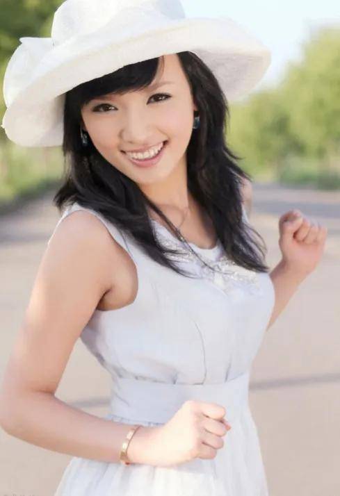 杜小双(马心怡 饰)女主角毕畅休产假,王小蒙被派到欧洲学习磨豆腐工艺