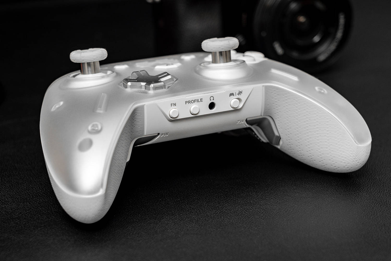 全平台通吃、瞬发光轴微动、六轴体感，北通宙斯2游戏手柄评测