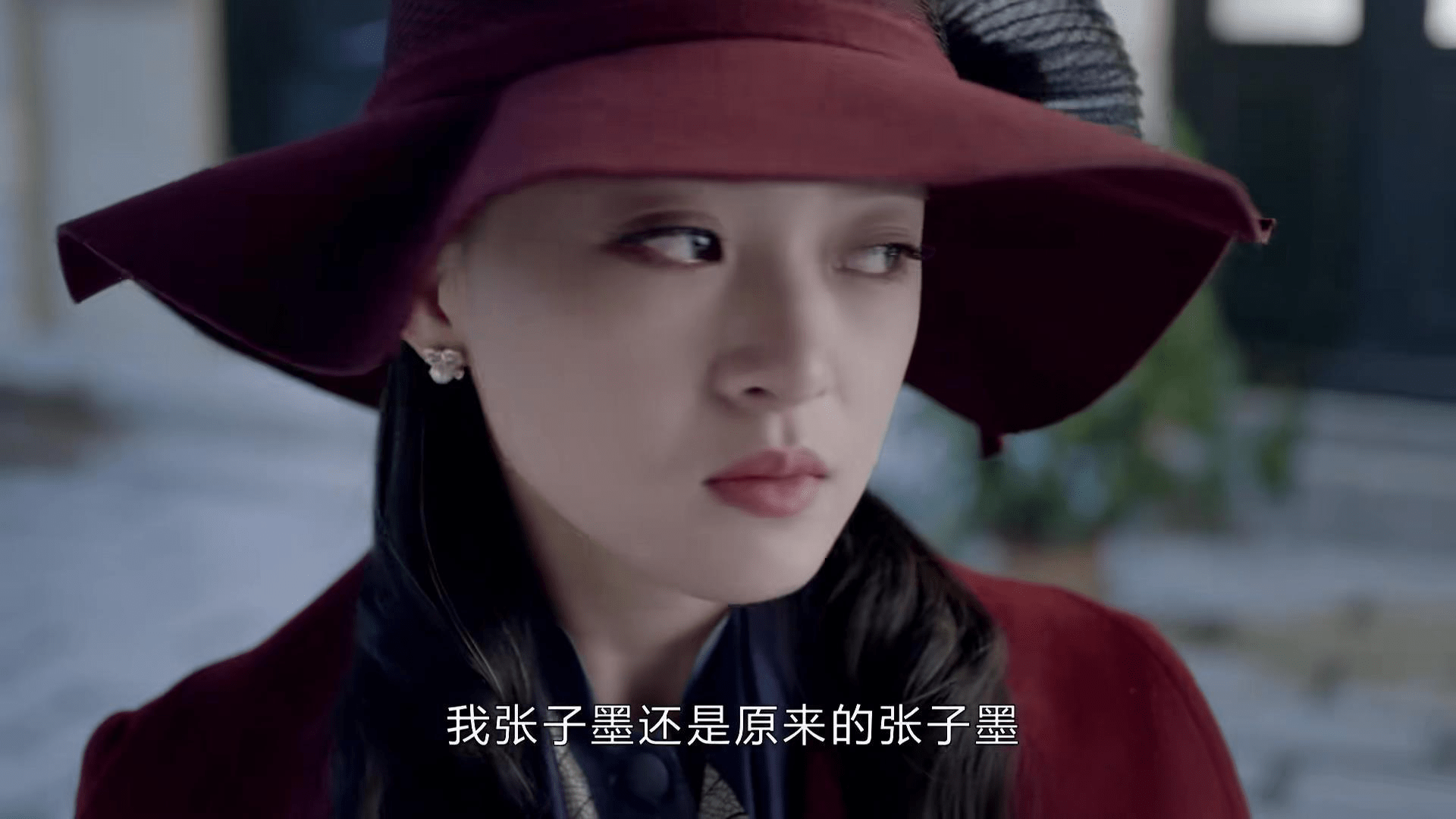 岳峰饰演的女主角林秋燕是一名代号"灰鹅"的军事特工.