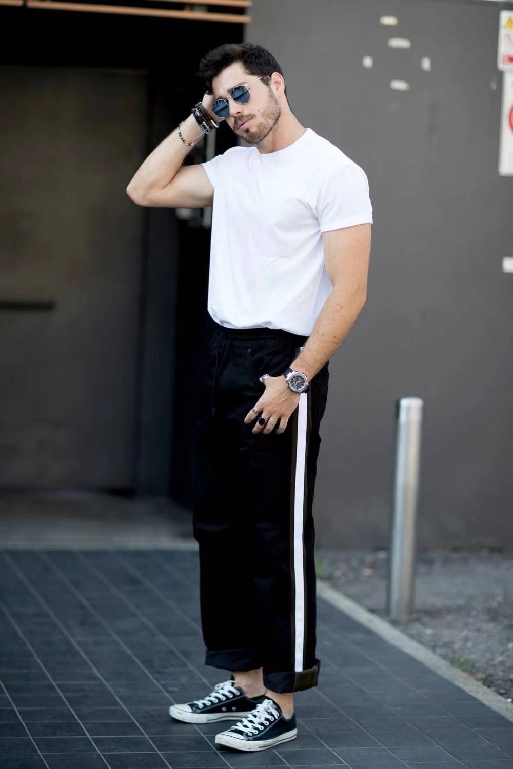 "白t 黑裤"才是春夏季扛把子,简单好驾驭,潮人就喜欢这格调_造型_男性