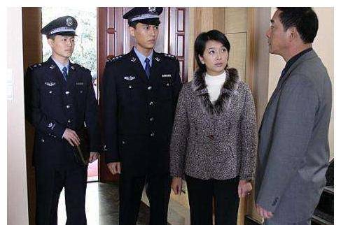 樊志启也不知道自己昏迷了多久,等他睁开双眼,发现妻子就坐在他旁边.