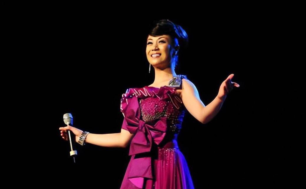 李娜31岁唱《青藏高原》火遍全国,34岁削发为尼,如今过得好吗?