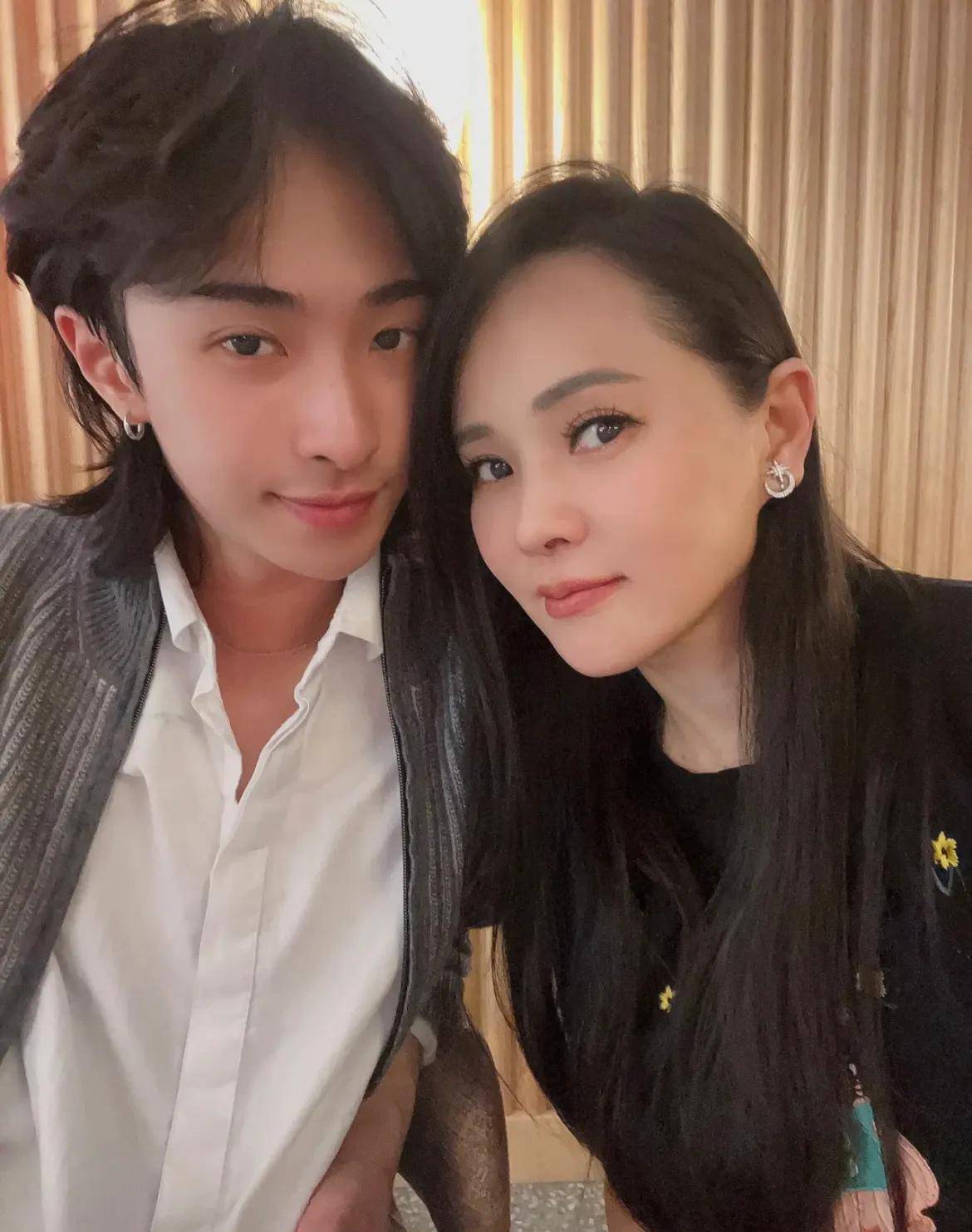 54岁伊能静和儿子同框似姐弟,20岁恩利清爽打扮显阳光帅气_感觉_米粒