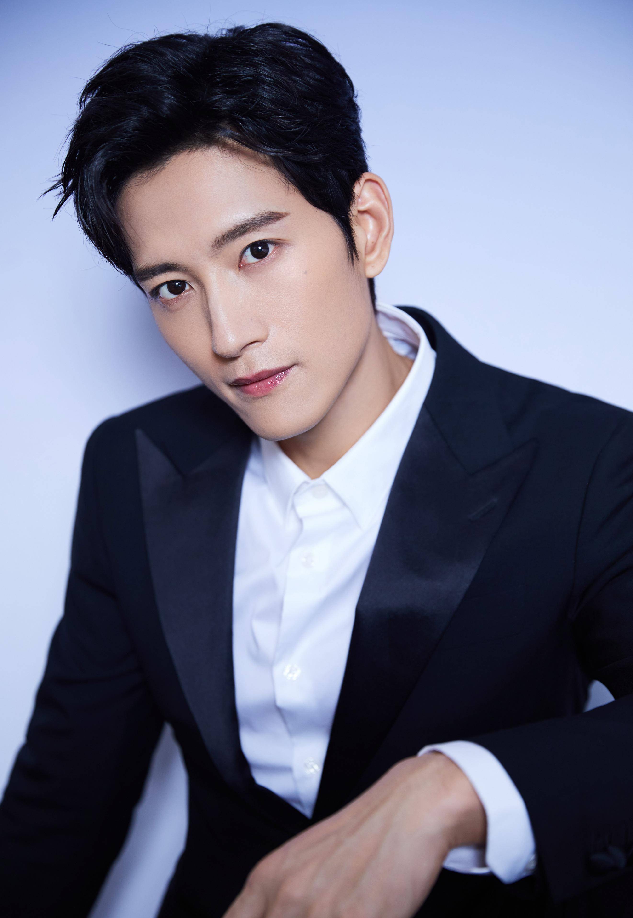 张峻宁的自律写满了腹肌,完全没有年龄感,请按照这个标准来滚动_闫伟