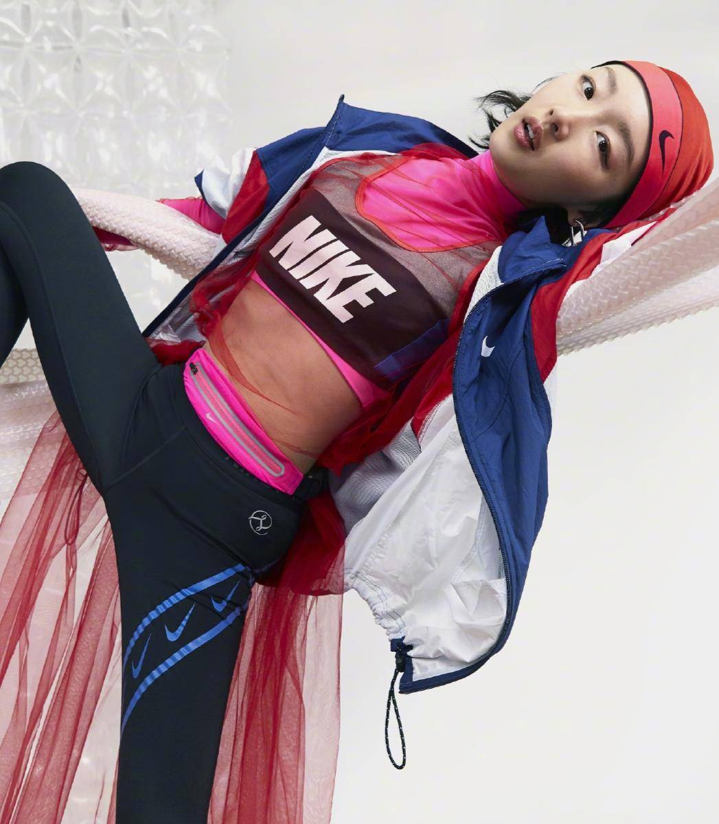 周冬雨女生男相,戴上帽子缺点太明显,但身体柔软居然能下一字马_时尚