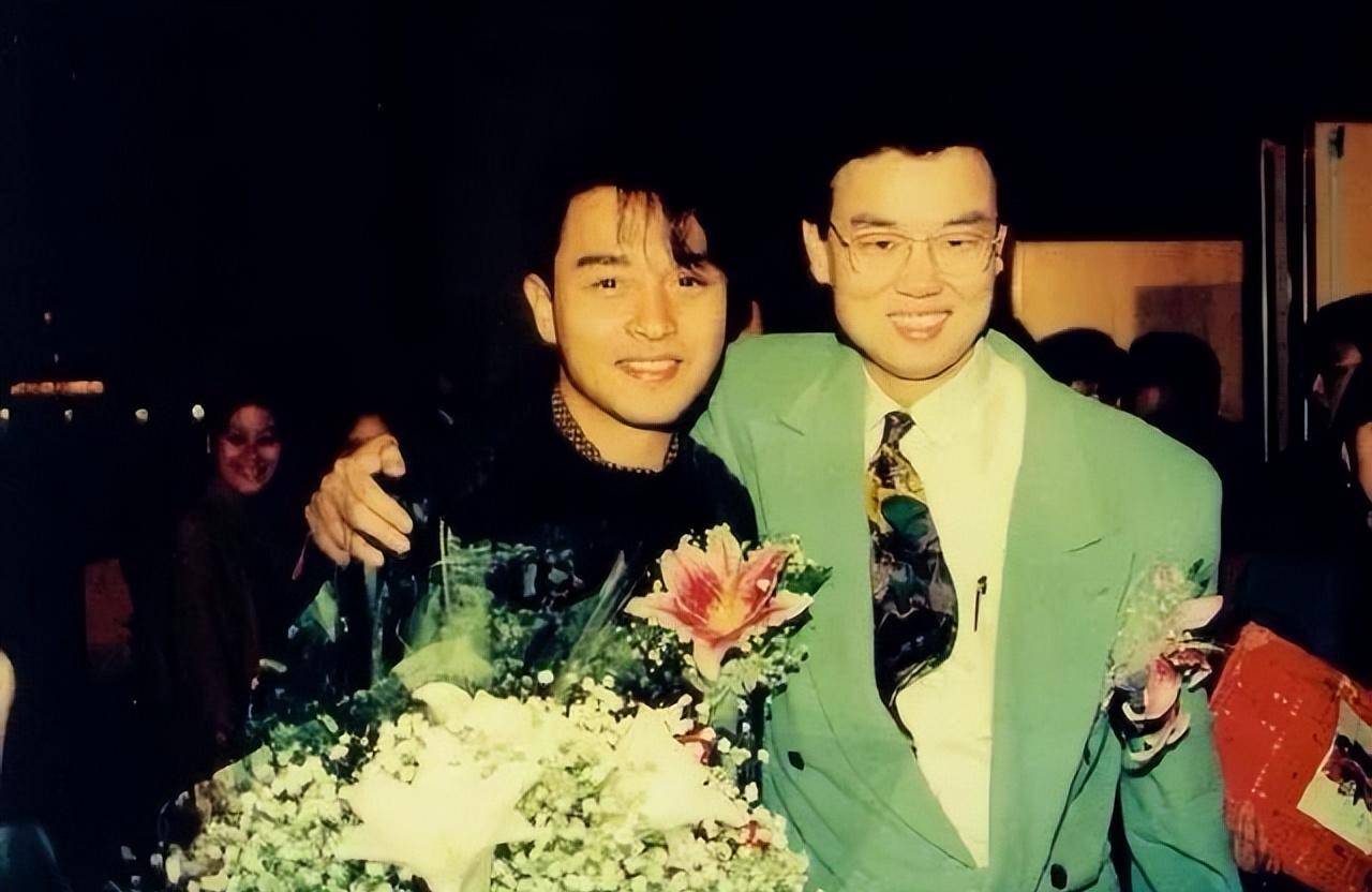 的电影公司要找张国荣拍电影,而张国荣当时与黄百鸣的永高公司签约,盗