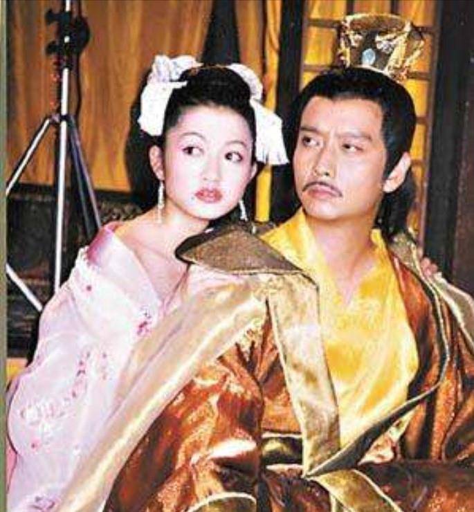 扮演萧妃的鲍玉菁,是军旅出身,后来也没演几部戏.