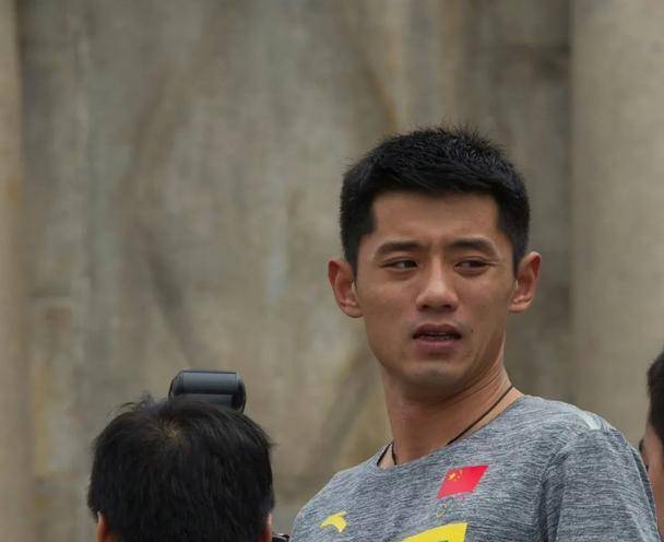 不喜欢张继科,曾经说张继科太喜欢打扮了,经常穿内增高,身高才能达到