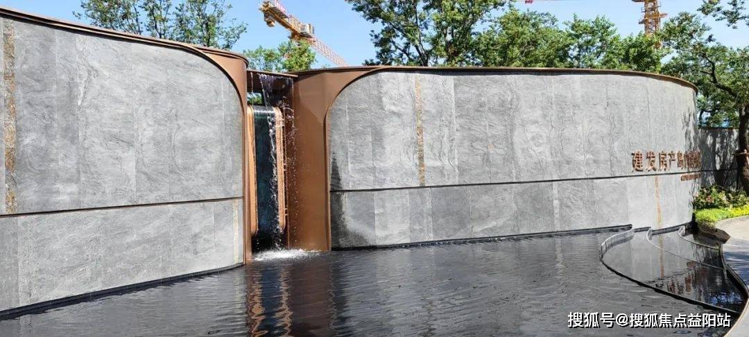 外围景墙压顶,钢构人造墙的图纸下单和现场实际尺寸会有些许差异,这就