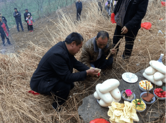 供品每个地方的都是不一样的,但是有几样却也是必须要带的:纸钱,香