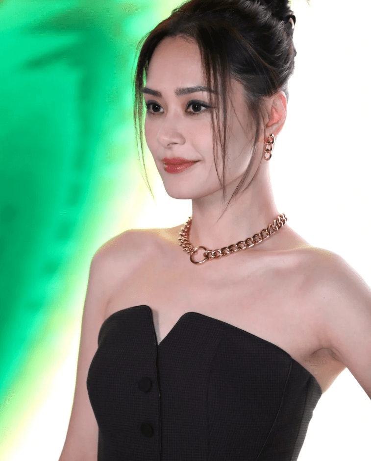 42岁阿娇穿抹胸裙亮相,瘦身后颜值身材更胜从前,网友直呼美哭了_活动