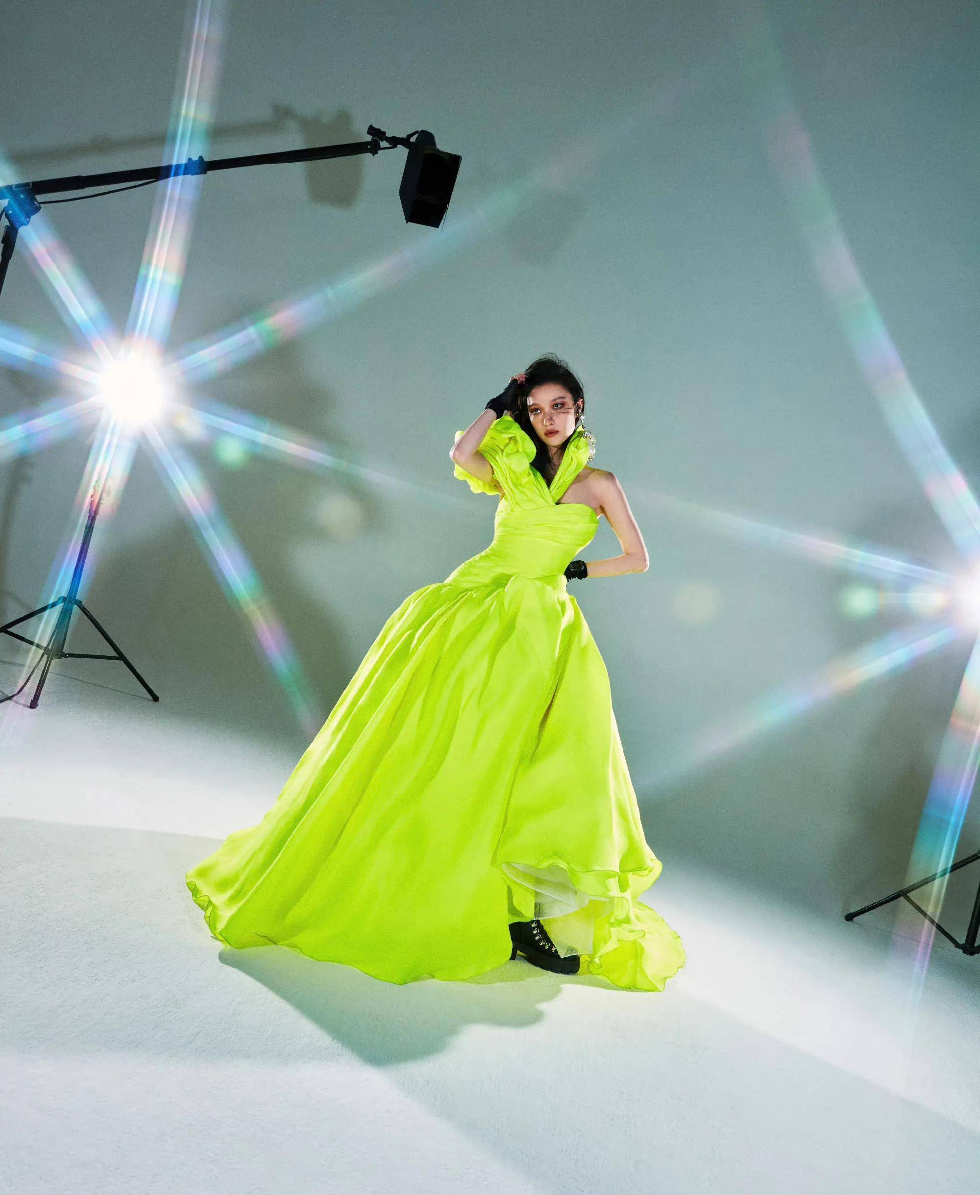 倪妮费加罗男士炫光大片 穿黑丝性感撩人 蚂蚁腰纤细迷人_样子_封面