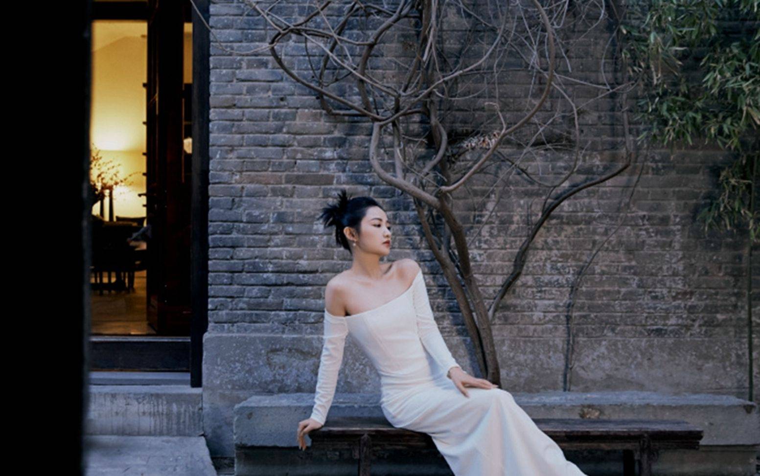 吴佳怡身穿白色抹胸连衣裙,清新脱俗,宛如仙女下凡一般.