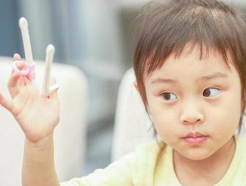 现在的甜馨比起之前也长大了不少,如今的甜馨褪去了婴儿肥,有着精致的