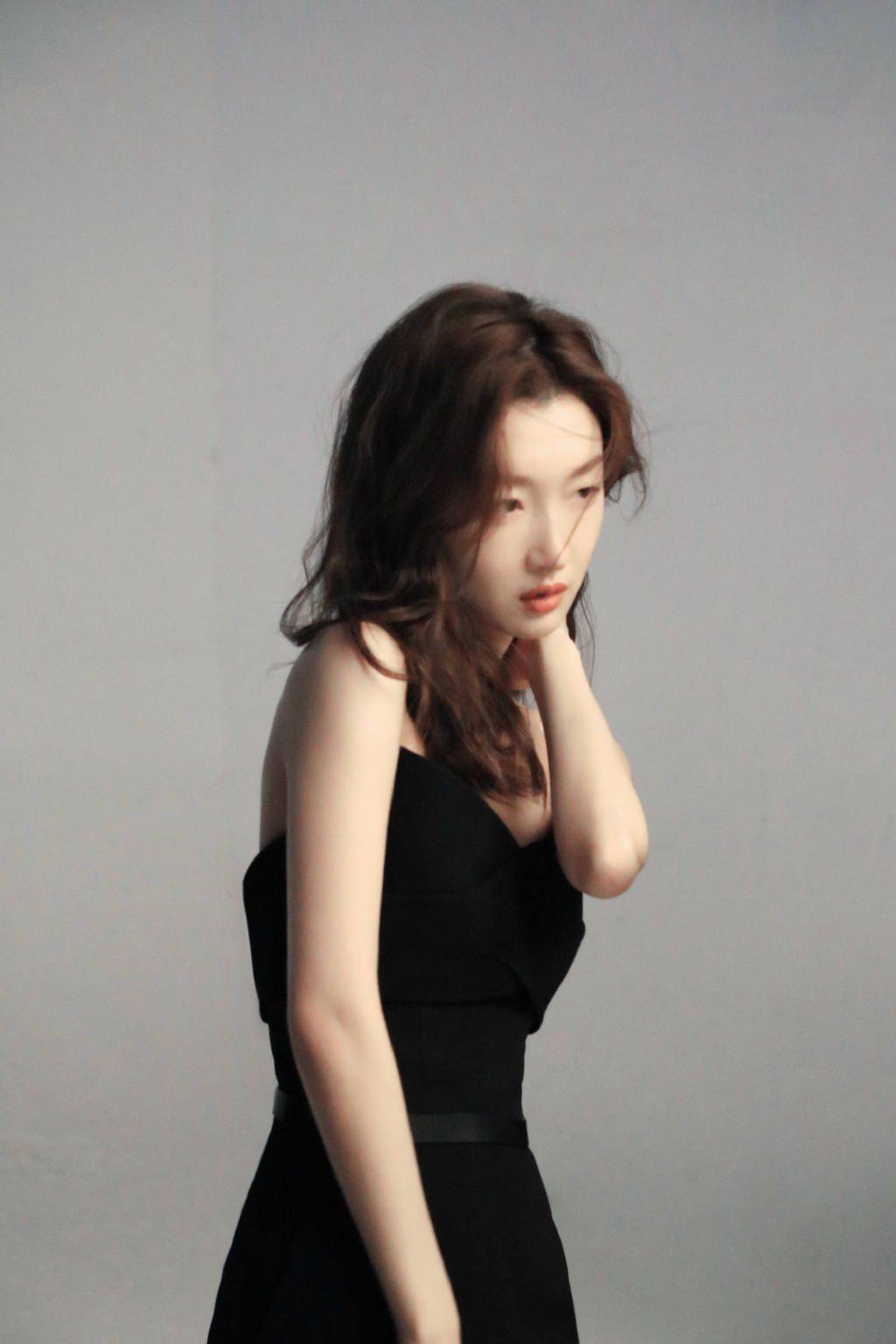 周冬雨黑裙侧拍惊艳全场,清冷氛围感十足,网友:国民女神!