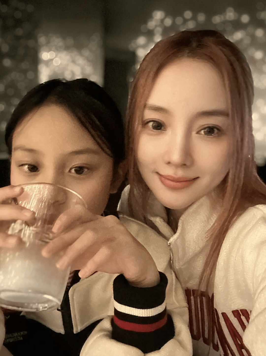 李小璐带女儿出游,10岁甜馨青春期头小手大,母女身高只差半个头_孩子