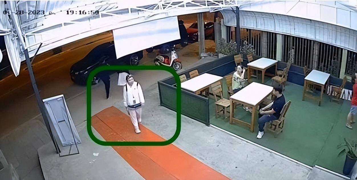 监控录像的画面也坐实了受害者确实于3月28日晚乘坐出租车从学校前往