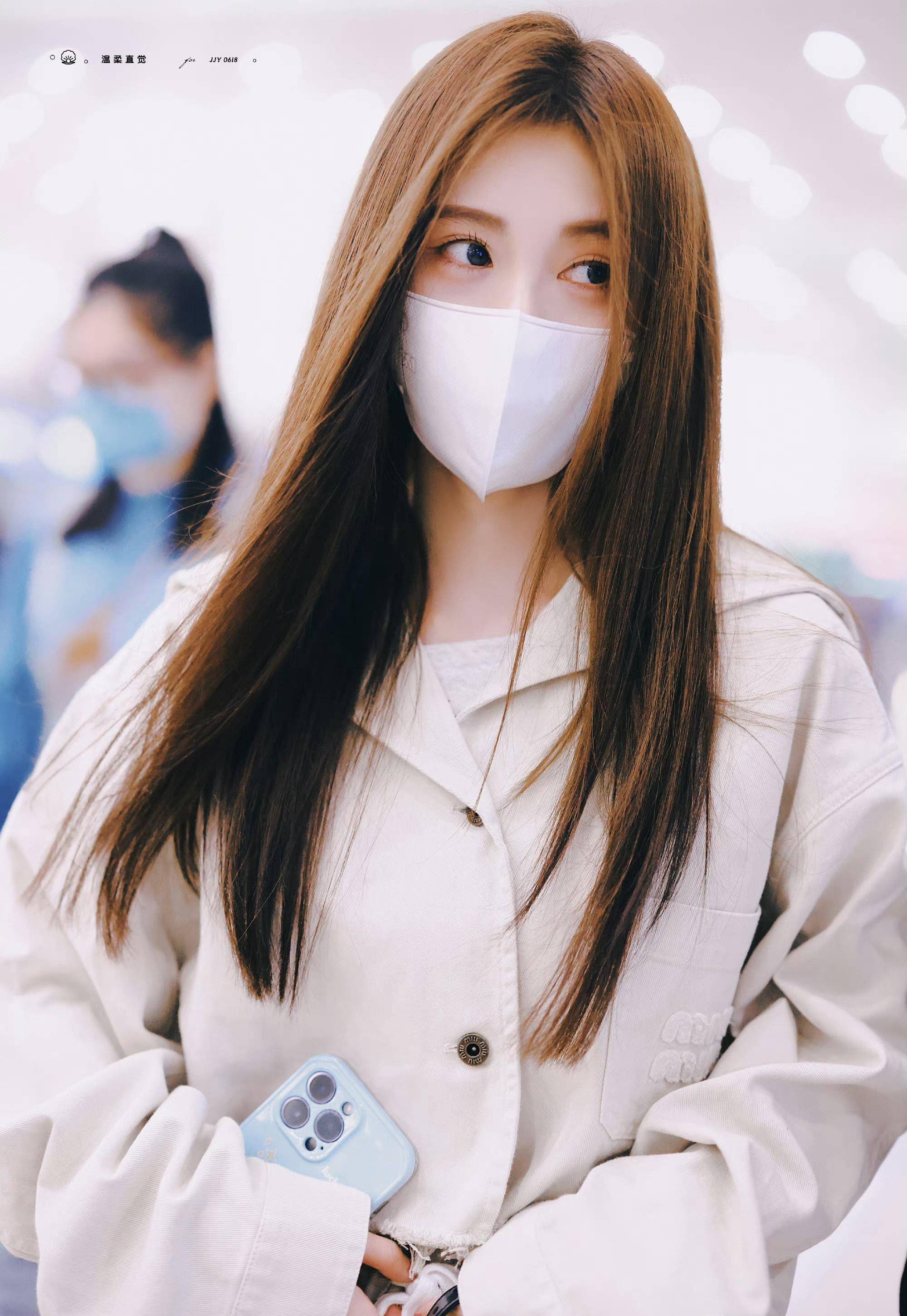 鞠婧祎回国机场自拍,生图堪比精修,难怪颜值那么多_气质_少女_五官