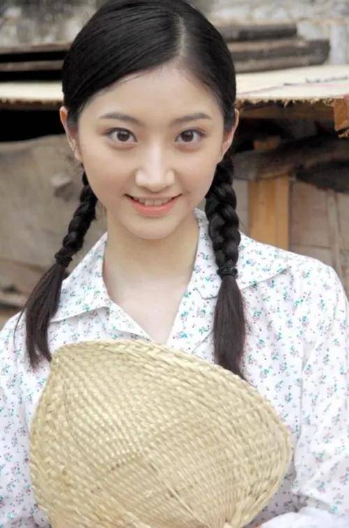 20岁的景甜18岁景甜,出水芙蓉一样清新美丽,刚出道就有这么好的资源