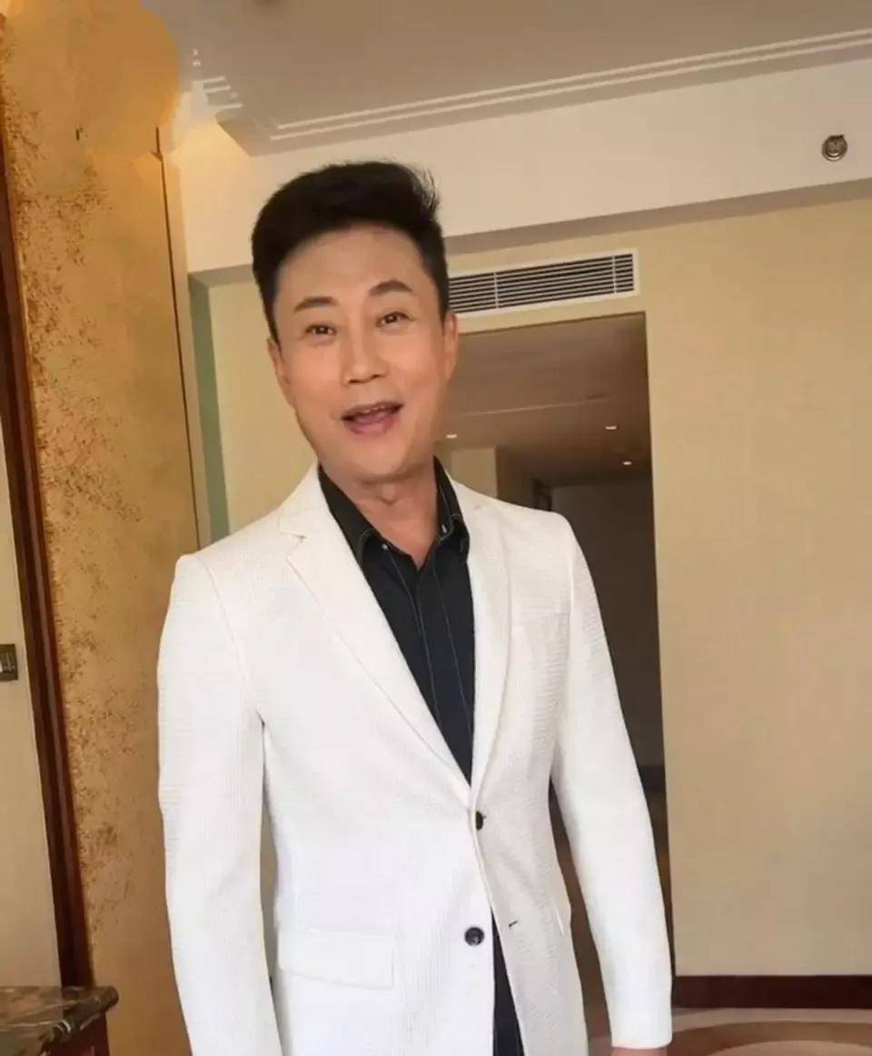 歌唱家耿为华:留不住太能花钱的妻子,52岁和女儿生活,就很幸福_郑佳