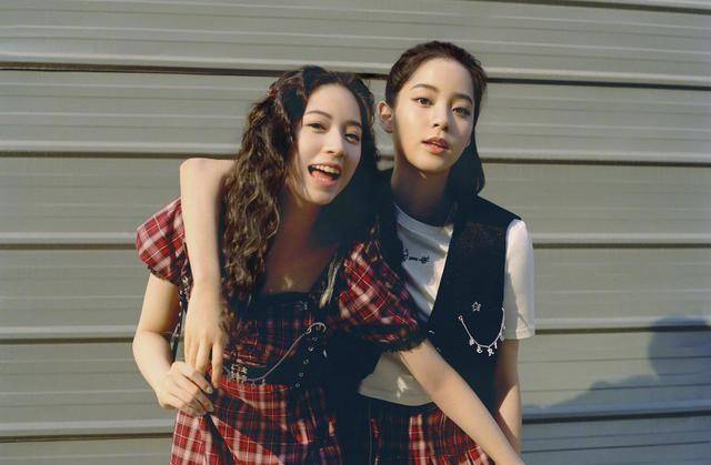 欧阳娜娜晒春日出游穿搭,和闺蜜这样穿,好看时髦又不费力_衣服_穿着