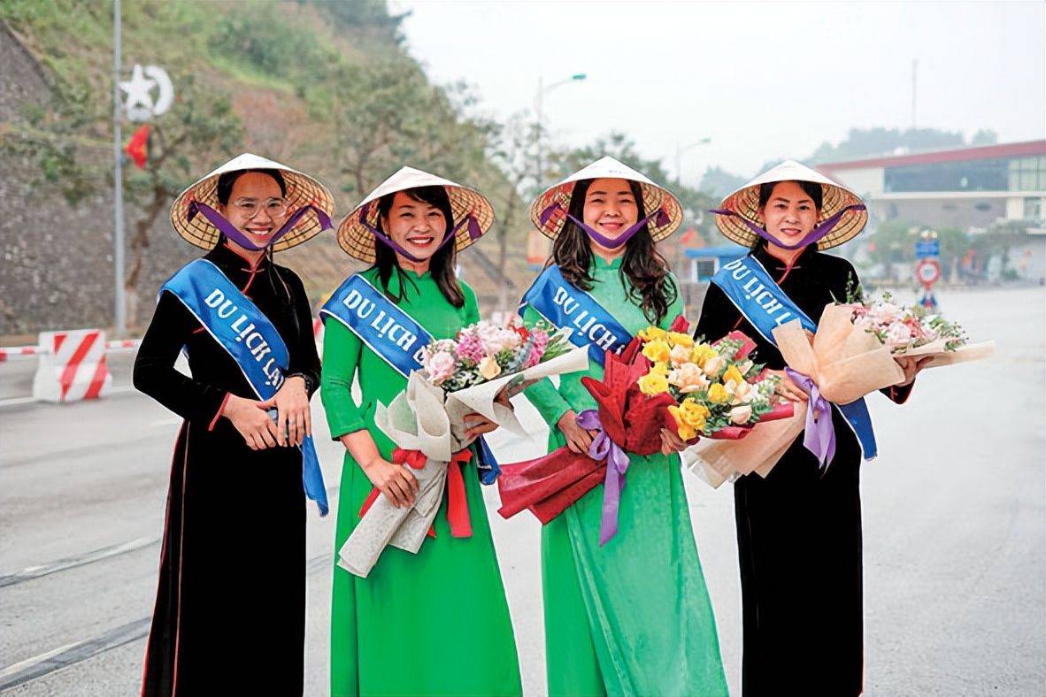 在越南谅山省的友谊国际口岸,头顶斗笠,身穿越南奥黛的越南少女向中国