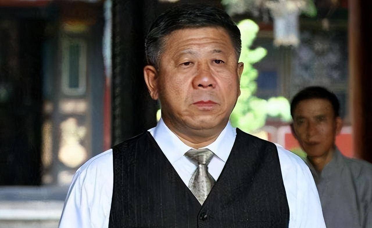 印象最深的是在《悬崖》中他饰演心思缜密,笑里藏刀的特工高斌,杀人