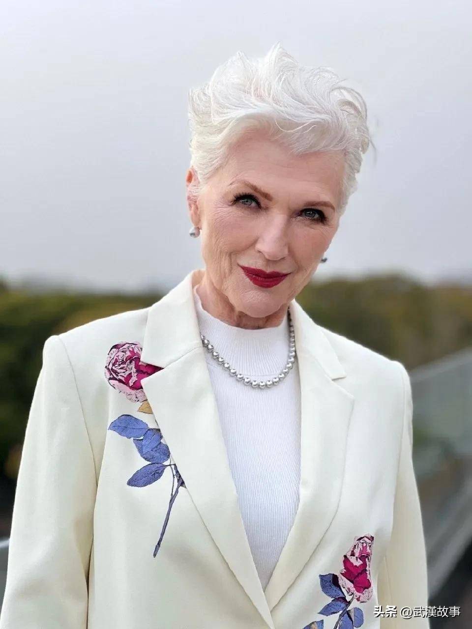 "时尚传奇"马斯克妈妈maye musk我们行,华丽穿搭展现气质与风采_中国